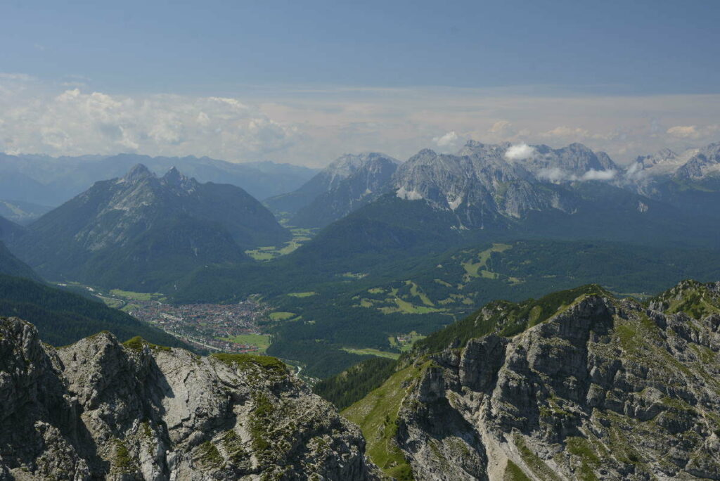 Alpin ab Krün wandern: Auf die Schöttelkarspitze - mit deisem Ausblick über Mittenwald und das Wettersteingebirge