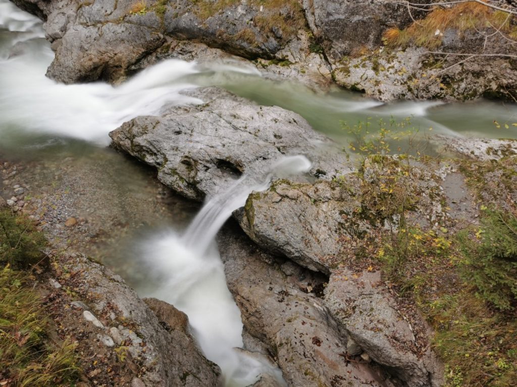 An einigen Stellen kannst auf kleine Wasserfälle schauen
