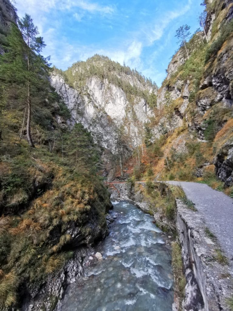 Dieser breite Weg führt durch die Kundler Klamm