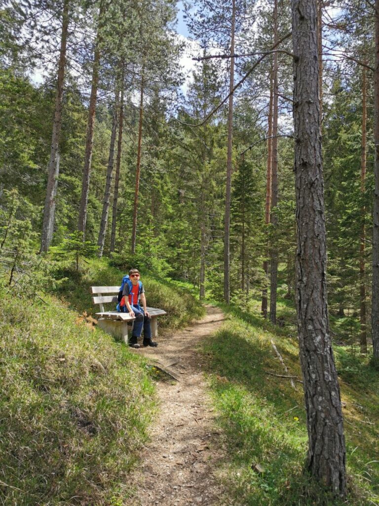 Zwischendurch kannst du auch auf einer Bank mitten im Wald rasten