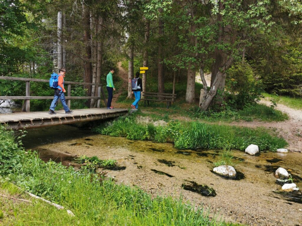 Kurblhang Leutasch wandern - am Anfang geht´s über´s Wasser