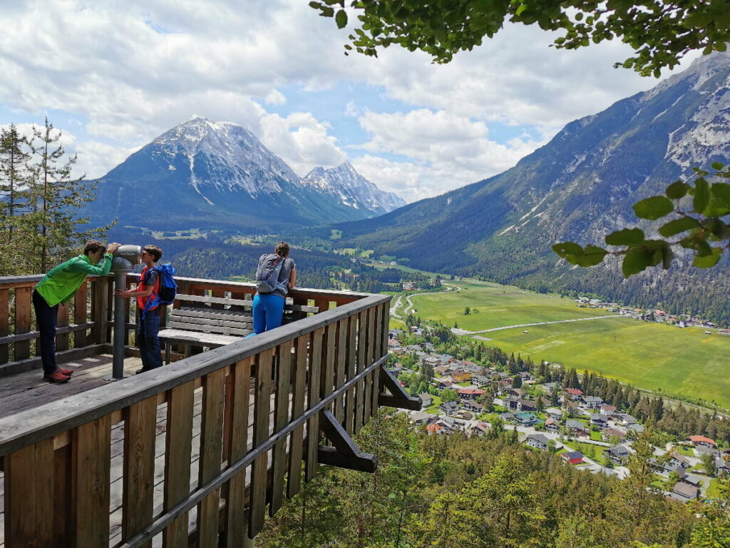 Die Aussicht von der Kurblhang Aussichtsplattform auf das Wettersteingebirge