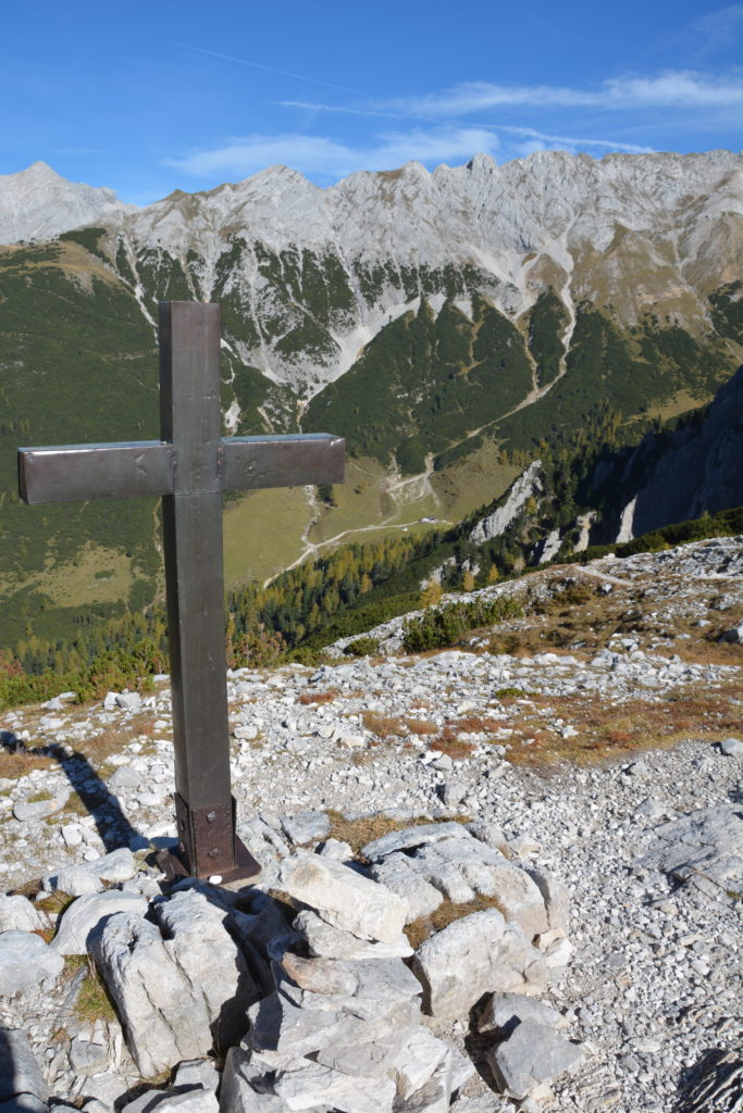 Das Kreuz am Lafatscherjoch - Übergang vom Halltal ins Hinterautal, wo der Isarursprung ist