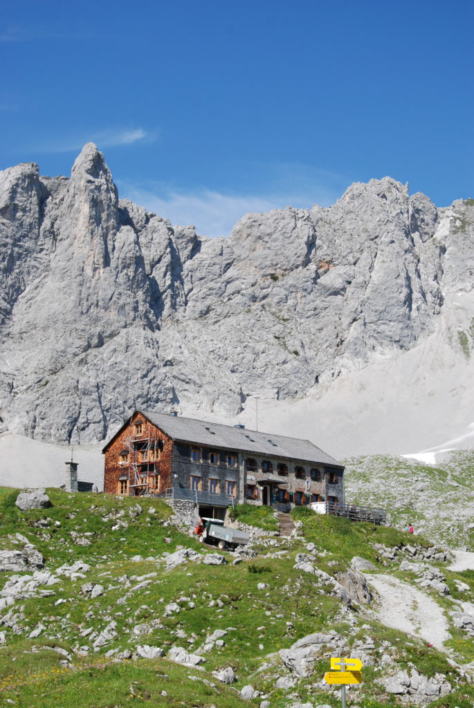 Lamsenjoch Idylle: Die Lamsenjochhütte im Karwendel