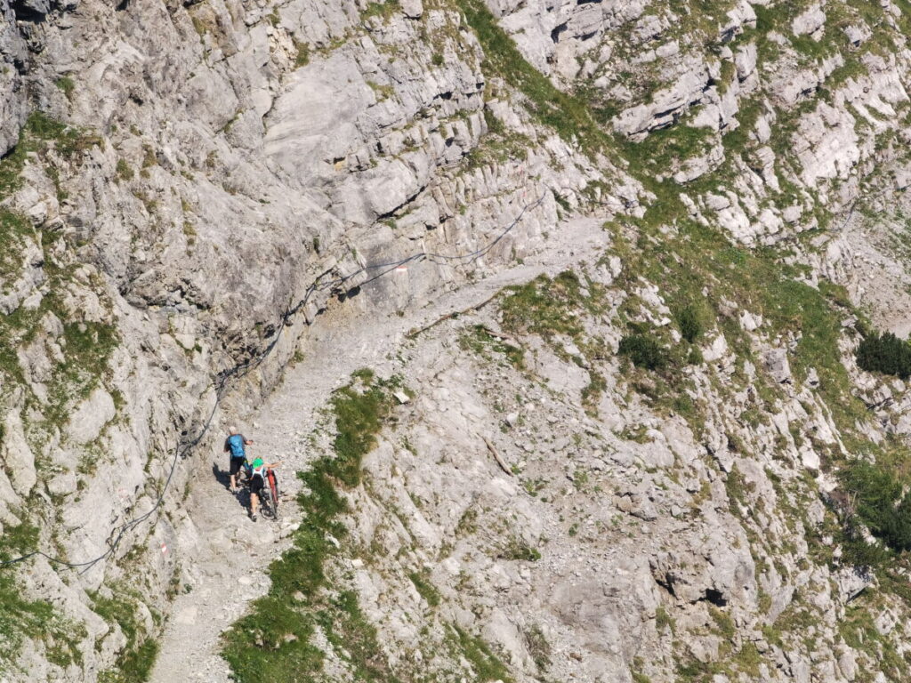 Das ist der schmale Weg zur Lamsenjochhütte - rechts geht es metertief hinunter