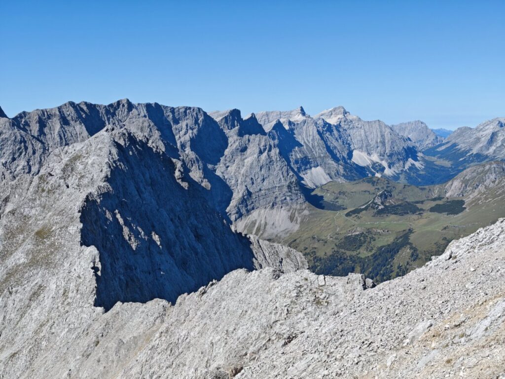 Ausblick vom Lamsenspitze Gipfel auf das Karwendel