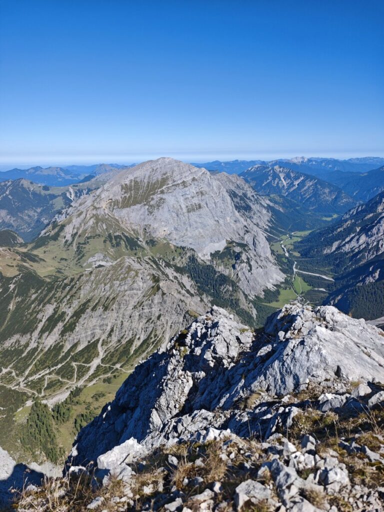Lamsenspitze Ausblick auf das Sonnjoch und das Falzthurntal