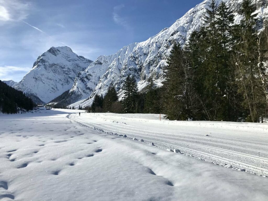 Langlaufen Achensee - neben der Loipe befinden sich direkt die Gipfel des Karwendel