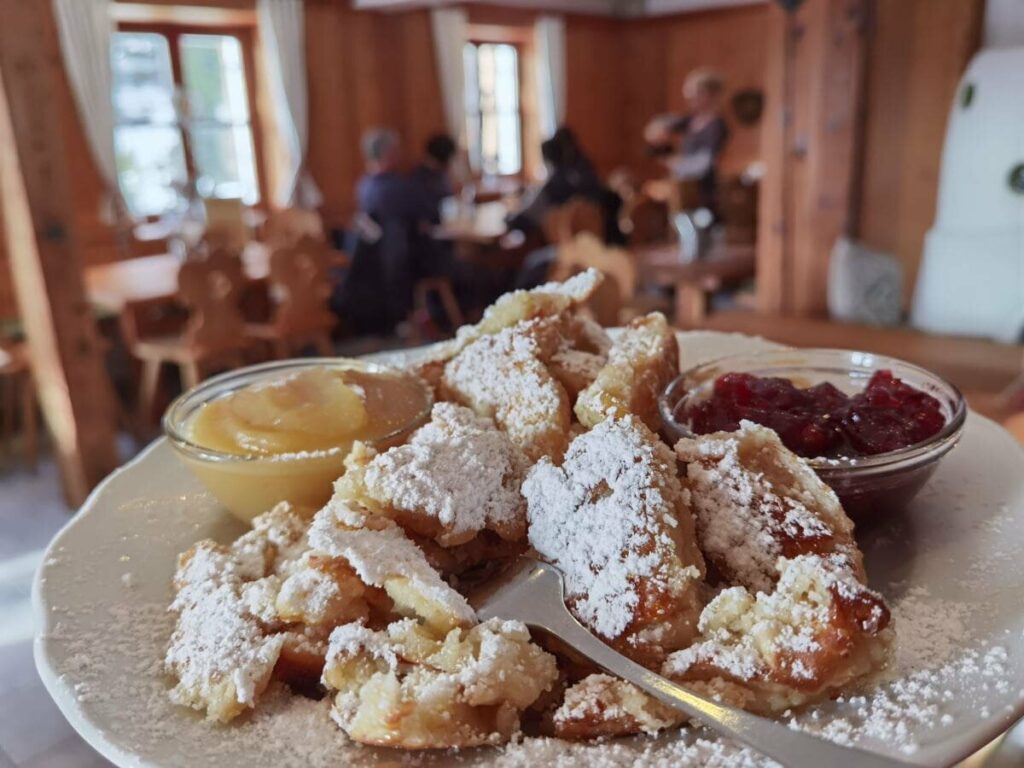 Einkehr auf den beliebten Lehnberghaus Kaiserschmarrn - draußen auf der Terrasse oder drinnen in der Stube