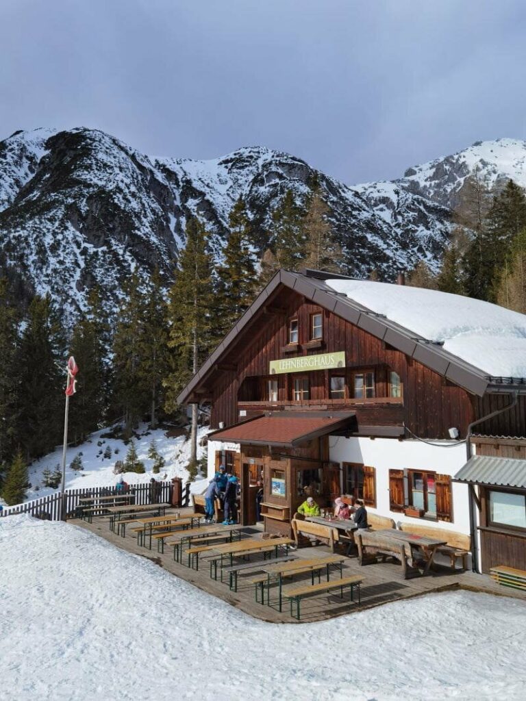 Das verschneite Lehnberghaus im Winter