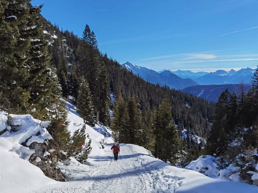 Leutasch winterwandern im Wettersteingebirge zur Wettersteinhütte - mit Blick zum Karwendel
