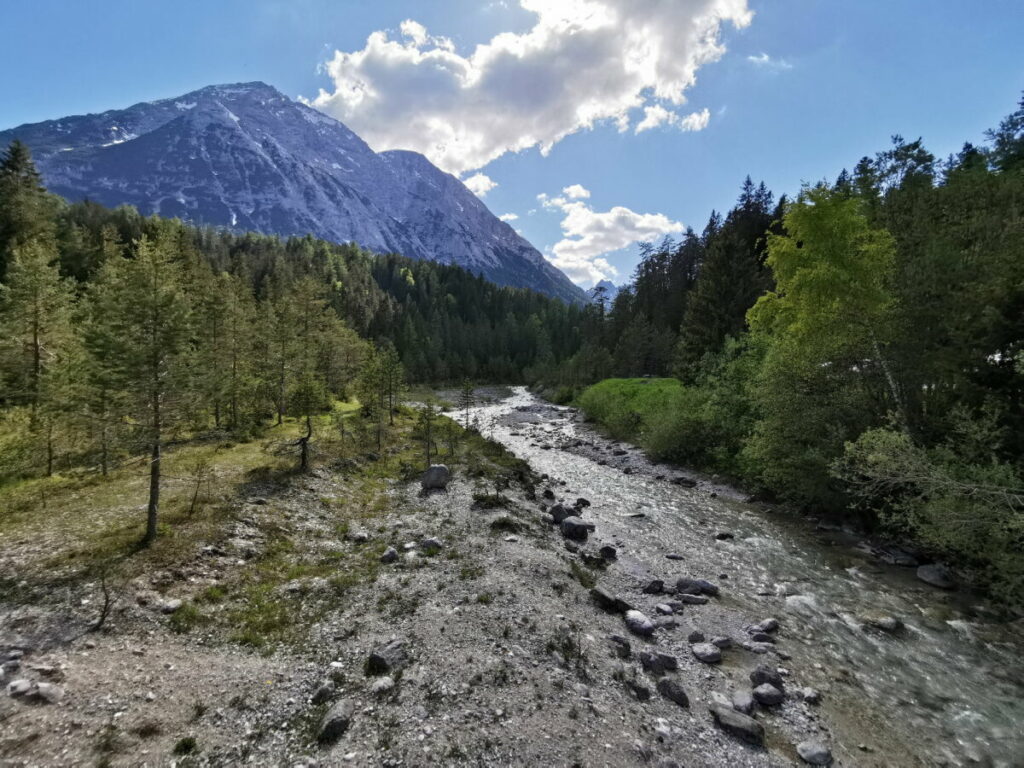 Die Leutascher Ache kommt aus dem Gaistal und fließt durch das Hochtal Richtung Mittenwald in die Isar