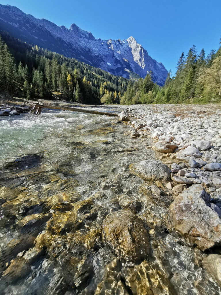 So schön habe ich den Herbst im Gaistal erlebt - mit dem glasklaren Wasser der Leutascher Ache