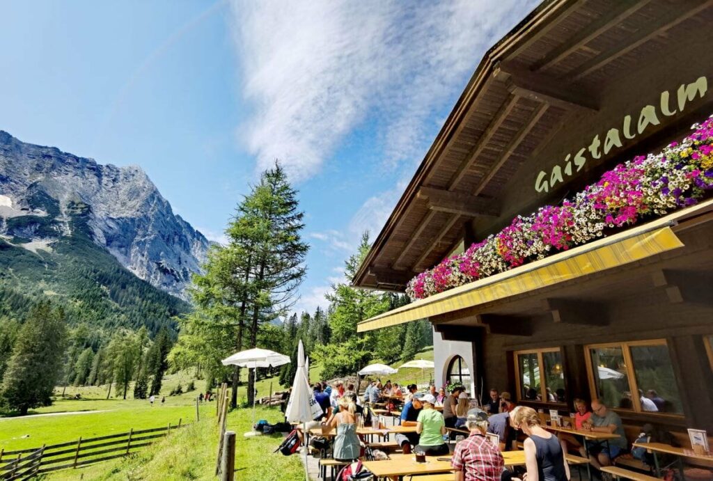 Oberhalb der Leutascher Ache steht auf einer Anhöhe die Gaistalalm - eine urige Hütte zum Einkehren