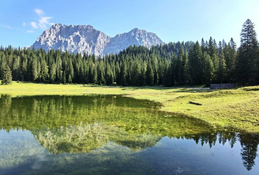 Die schönsten Ecken rund um die Leutascher Ache: Der Igelsee mit der Zugspitze