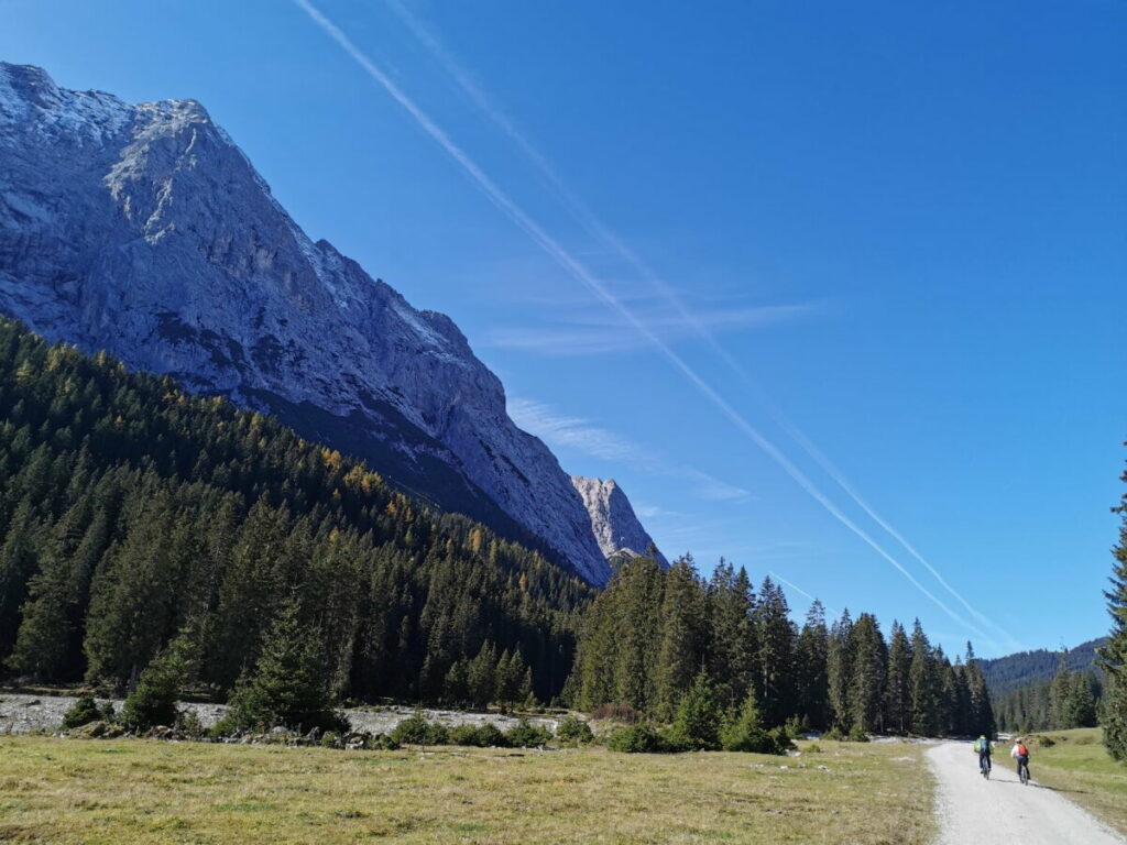 Links vom Forstweg fließt die Leutascher Ache