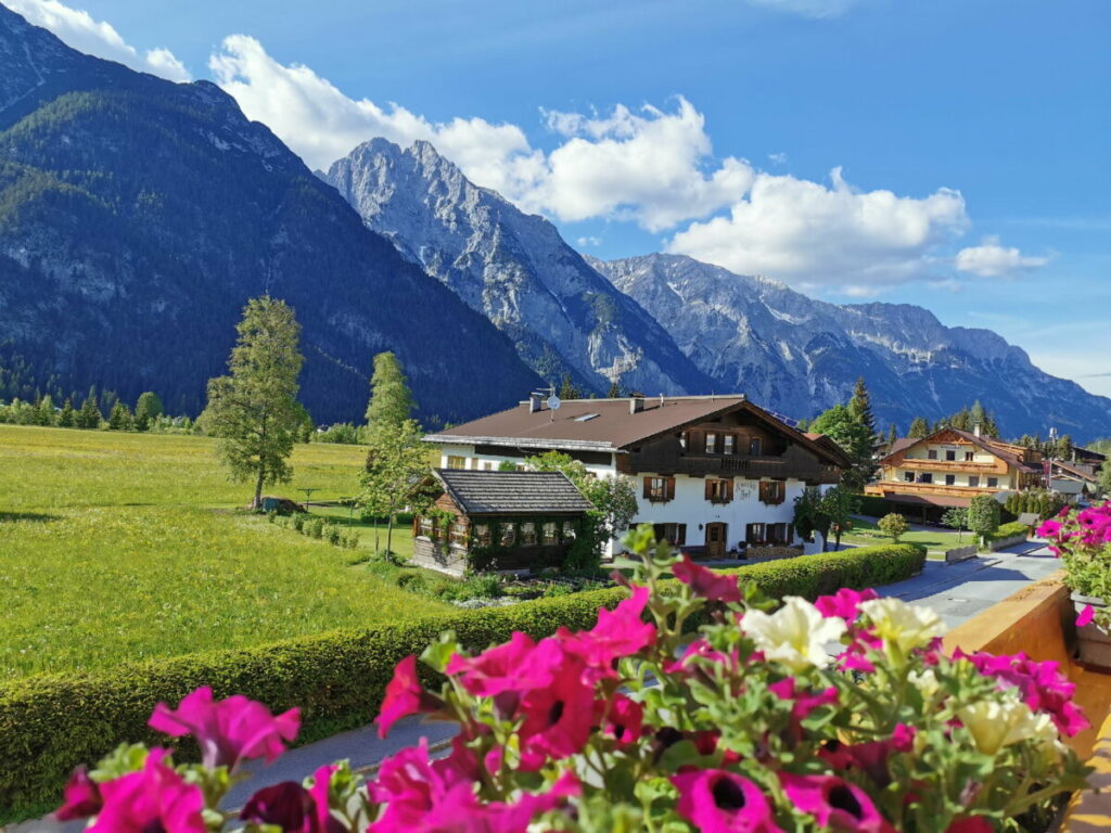 So schön ist es im Leutasch Urlaub mit Blick auf die Berge des Wettersteingebirge