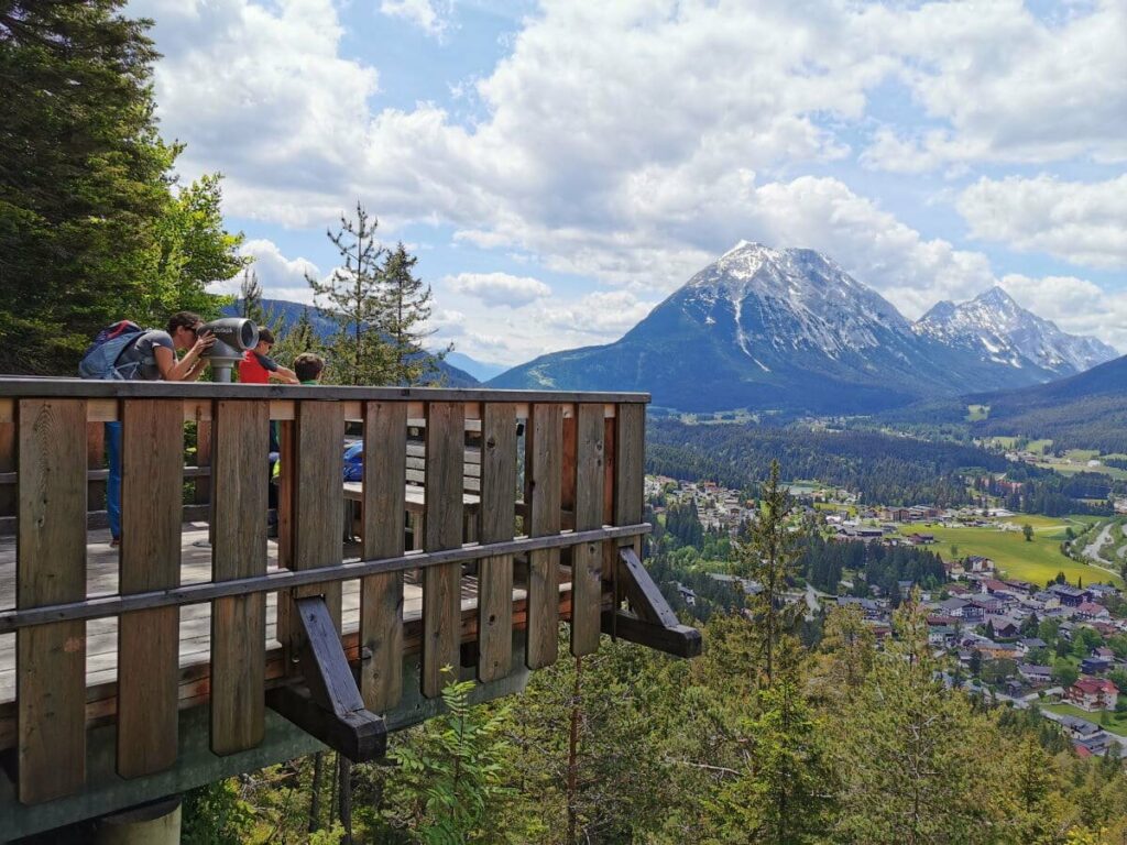 Atemberaubend und zugleich leichte Wanderziele ab dem Leutascherhof: Die Aussichtsplattform Kurblhang und die Leutaschklamm mit Wasserfällen und Klammsteig