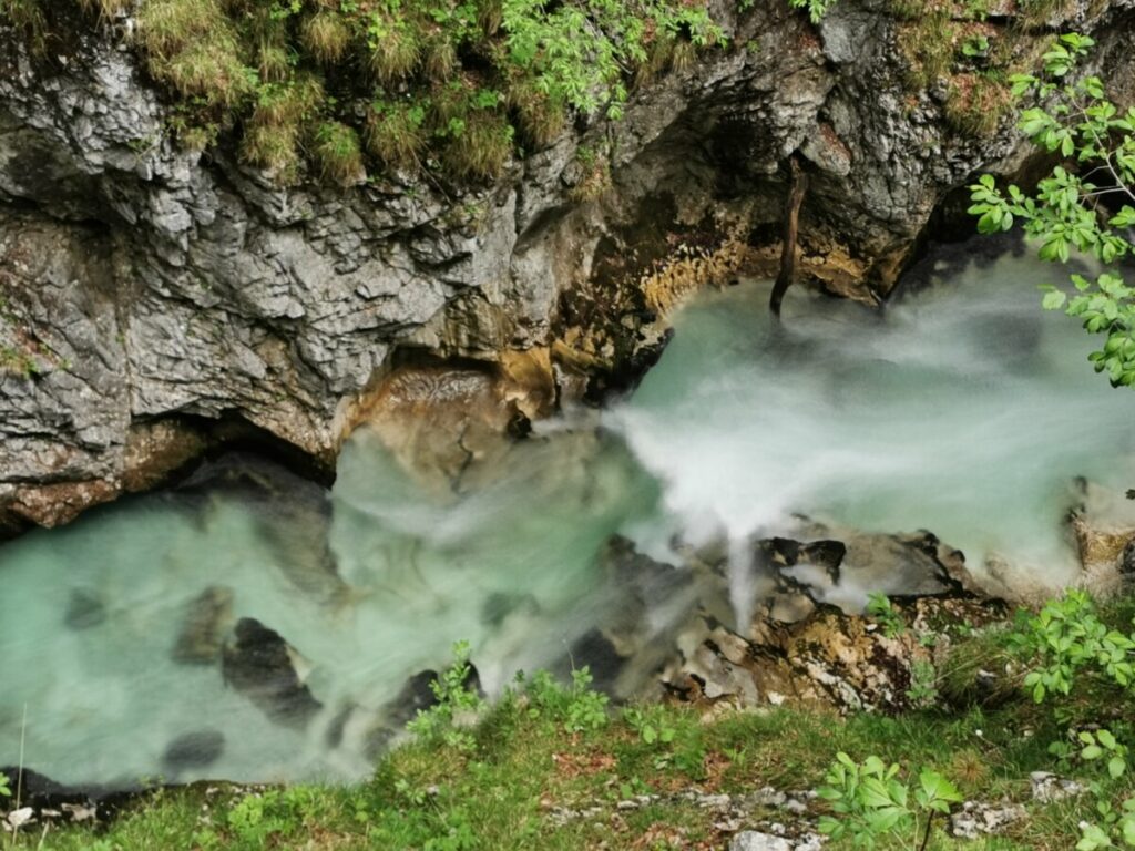 Wasser in der Leutaschklamm - diesem Naturschauspiel kann man ewig zuschauen oder