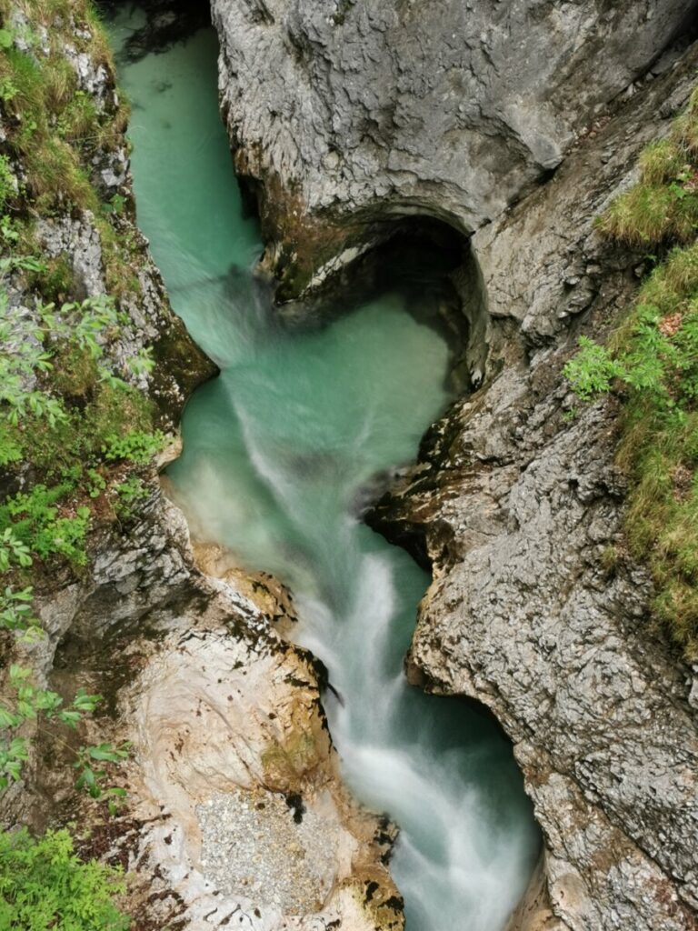 Unten gurgelt in der Leutaschklamm das Wasser der Leutascher Ache