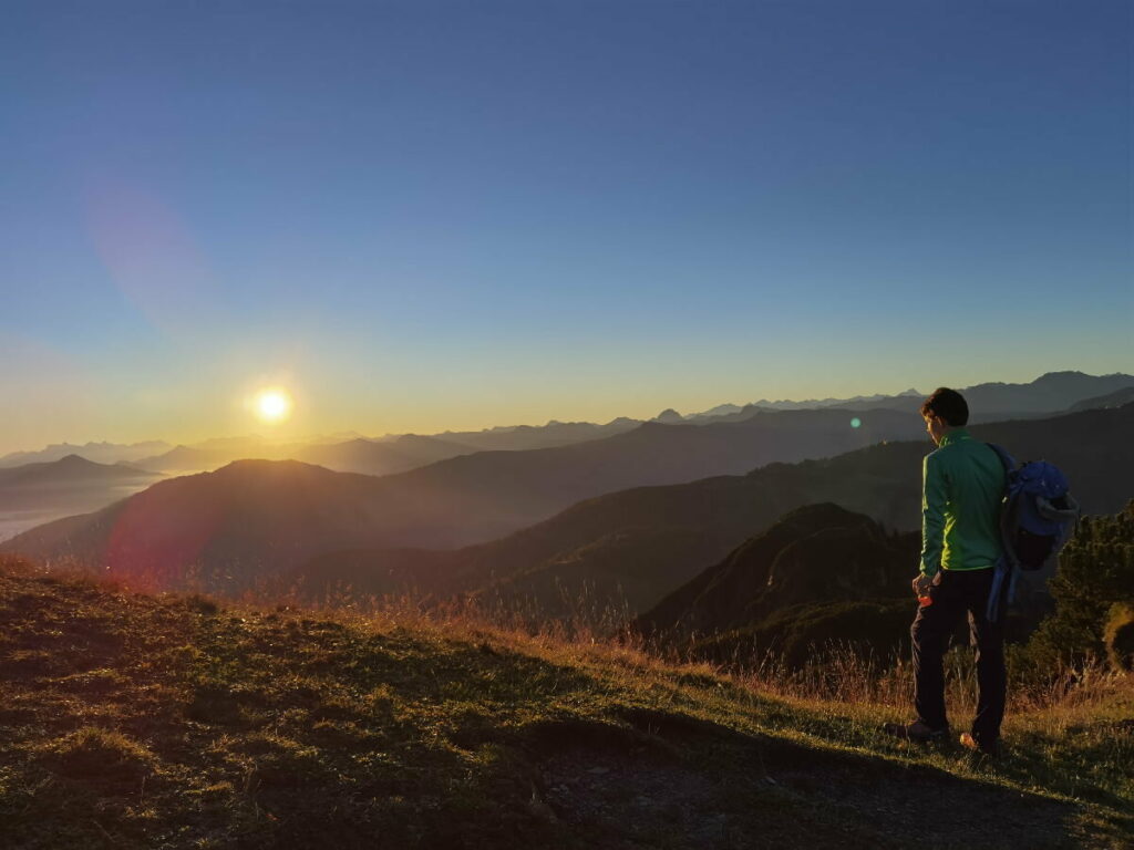 Traumhafter Sonnenaufgangswanderung über den Alpen