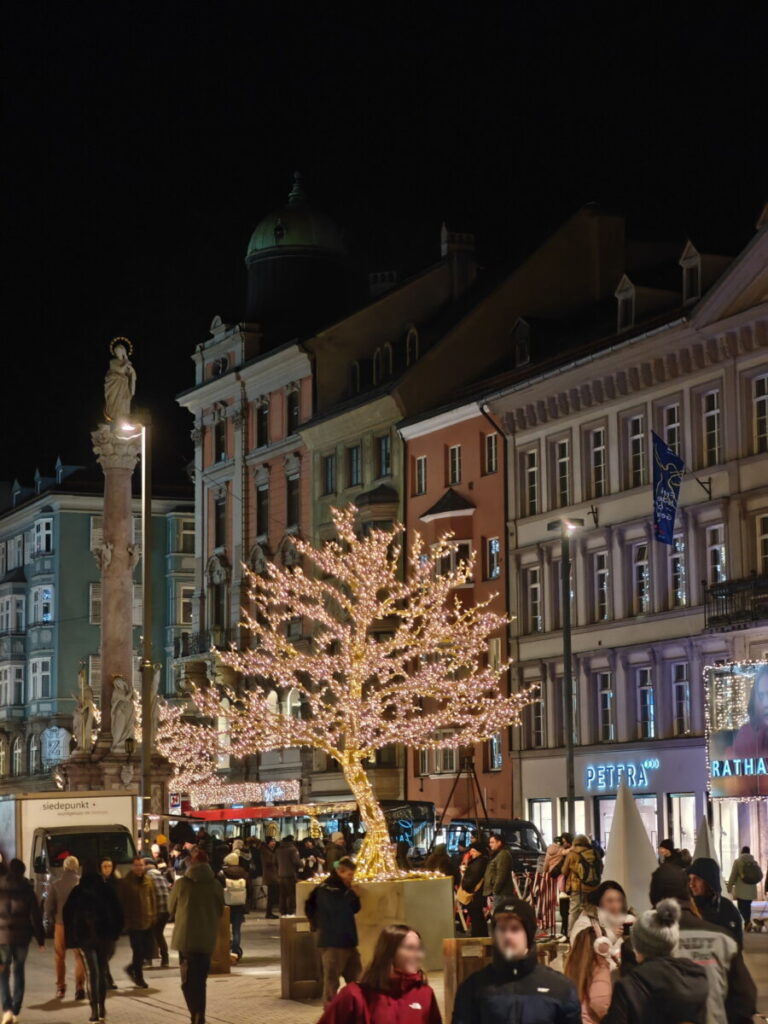 Weihnachtsmarkt auf der Maria Theresien Straße Innsbruck
