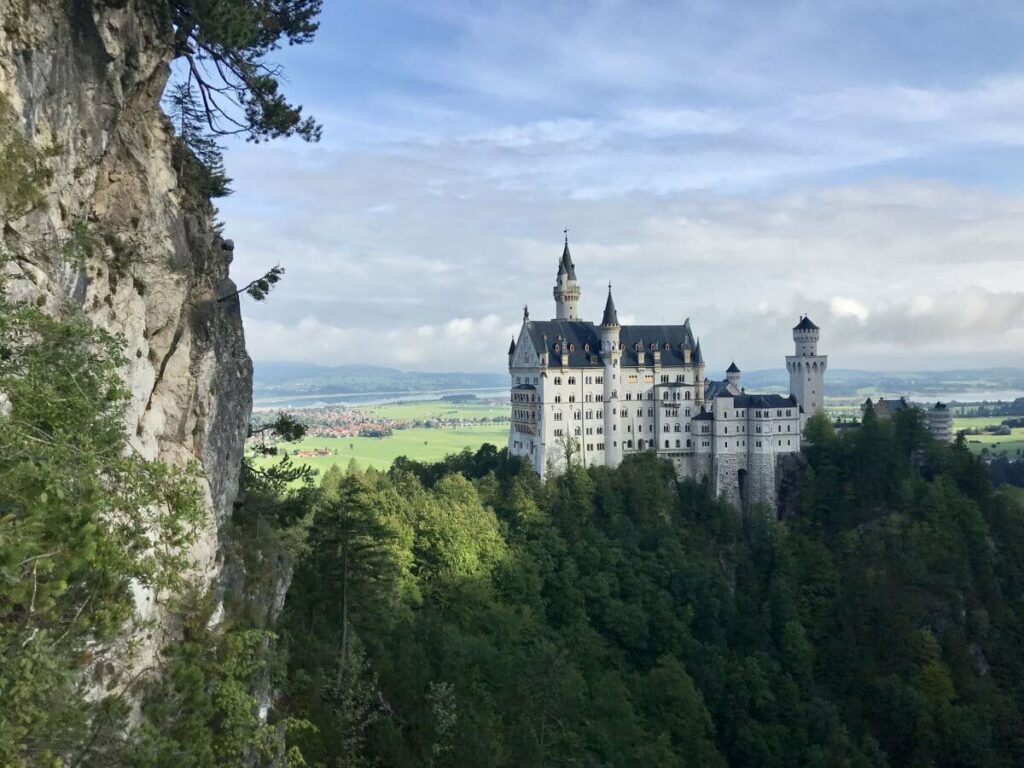 Von der Marienbrücke Neuschwanstein hast du diesen Ausblick auf Schloss Neuschwanstein