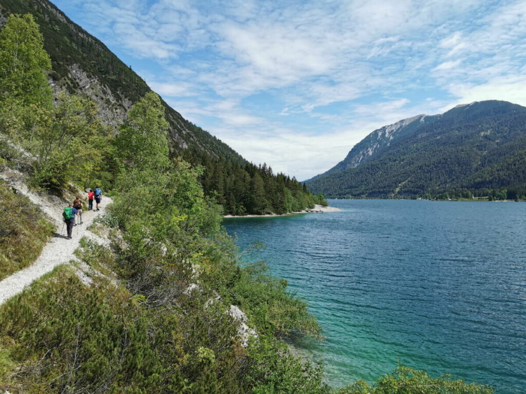 Der Mariensteig mit Blick auf den Achensee, recht hinten der Unnutz im Rofan