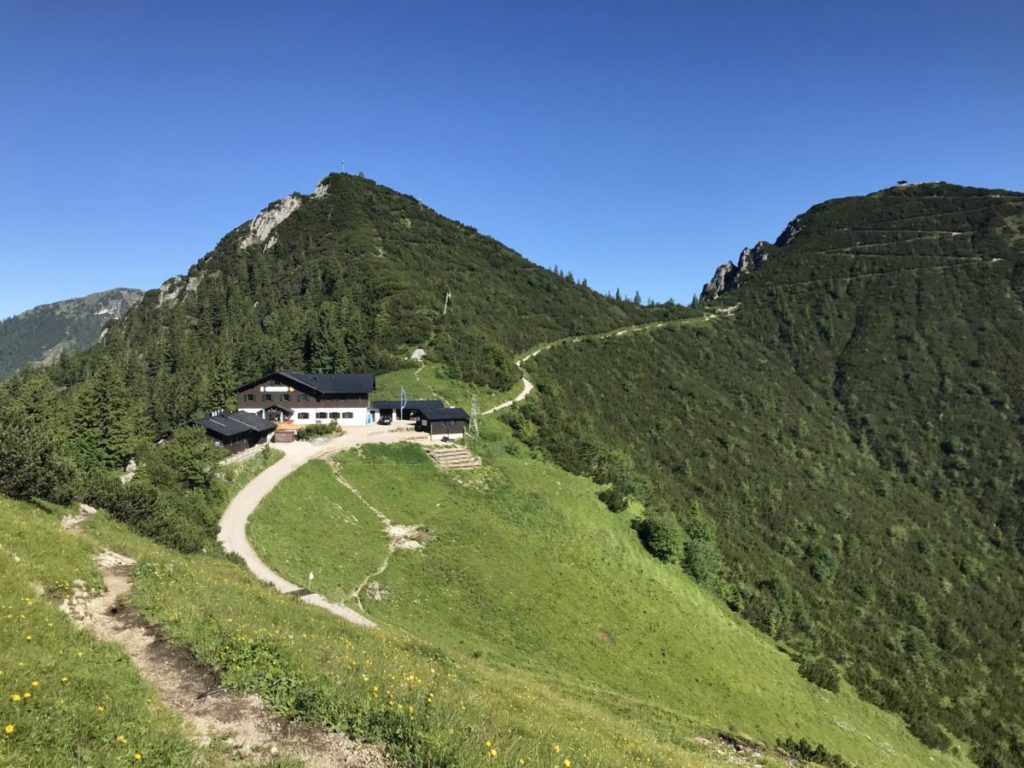 Links oberhalb vom Herzogstandhaus: Der Martinskopf