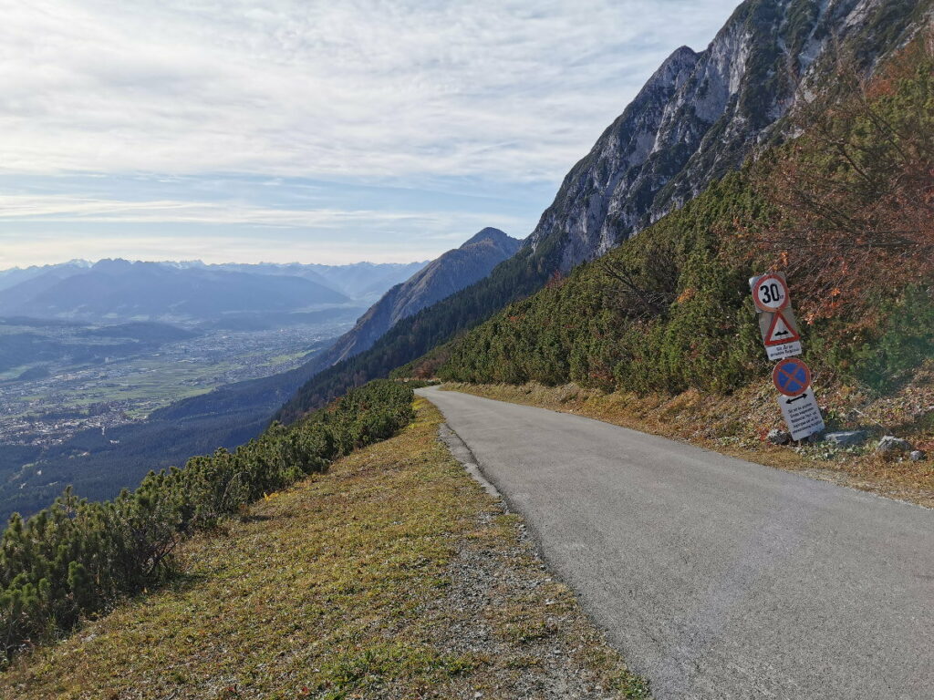 Mautstrasse Gnadenwald - hinauf ins Karwendel, mit Ausblick über das Inntal bis Innsbruck und Stubai