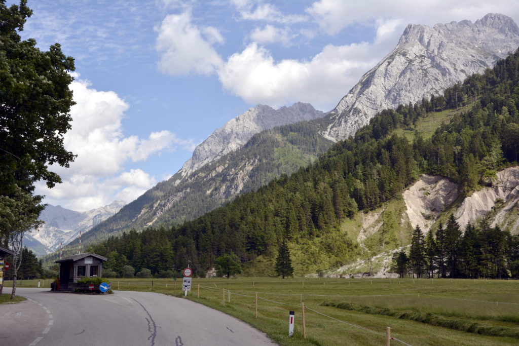 Hier beginnt die Mautstraße Eng mitten im Karwendel