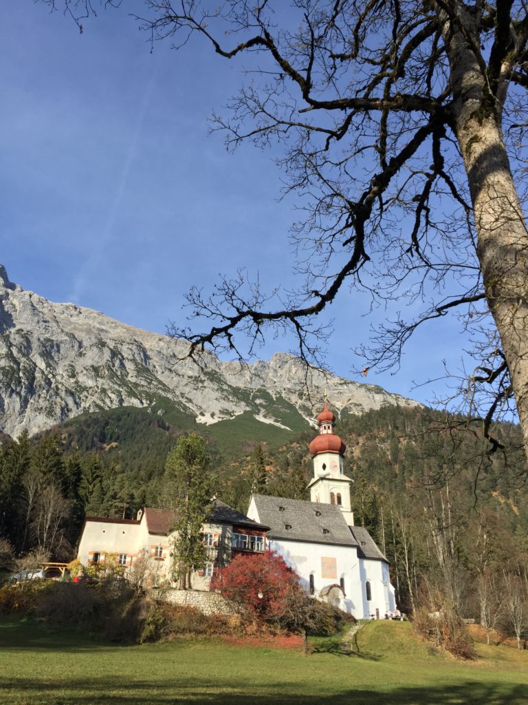 Links vom Kloster mit der bekannten Kirche beginnt die Mautstraße Hinterhornalm