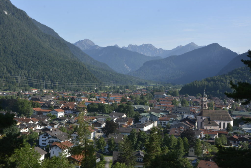 So liegt der Ort Mittenwald umgeben von Bergen