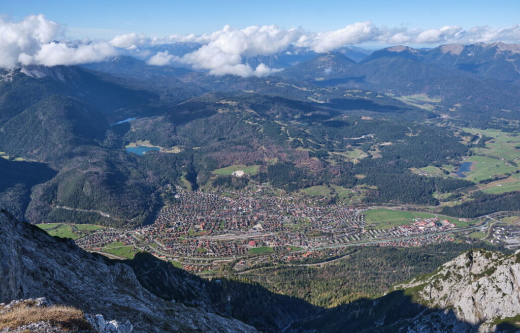 Einer der genialen Ausblicke vom Mittenwalder Höhenweg auf Mittenwald, Wettersteingebirge & Estergebirge
