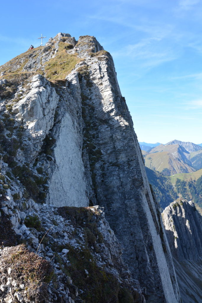 Der Mondscheinspitze Gipfel mit der abfallenden Felswand