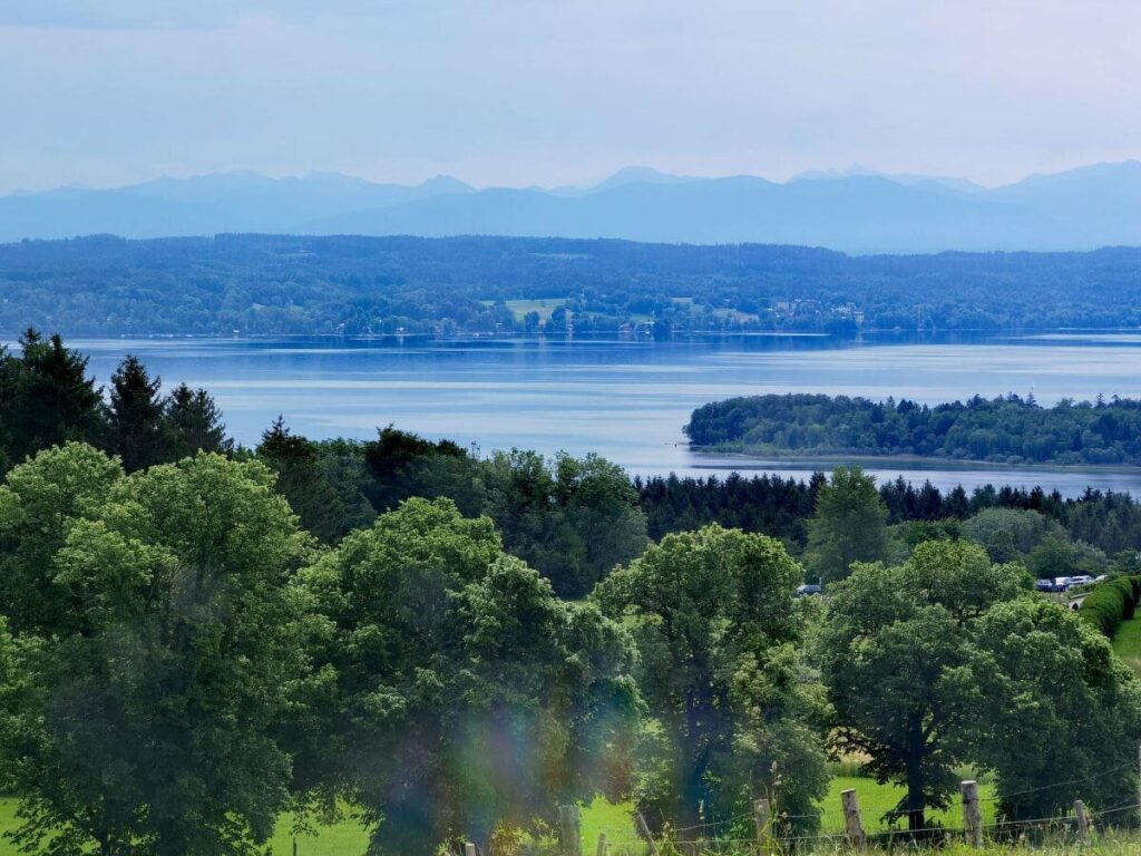 Münchner Hausberge mit Starnberger See - zu sehen auf der Ilkahöhe