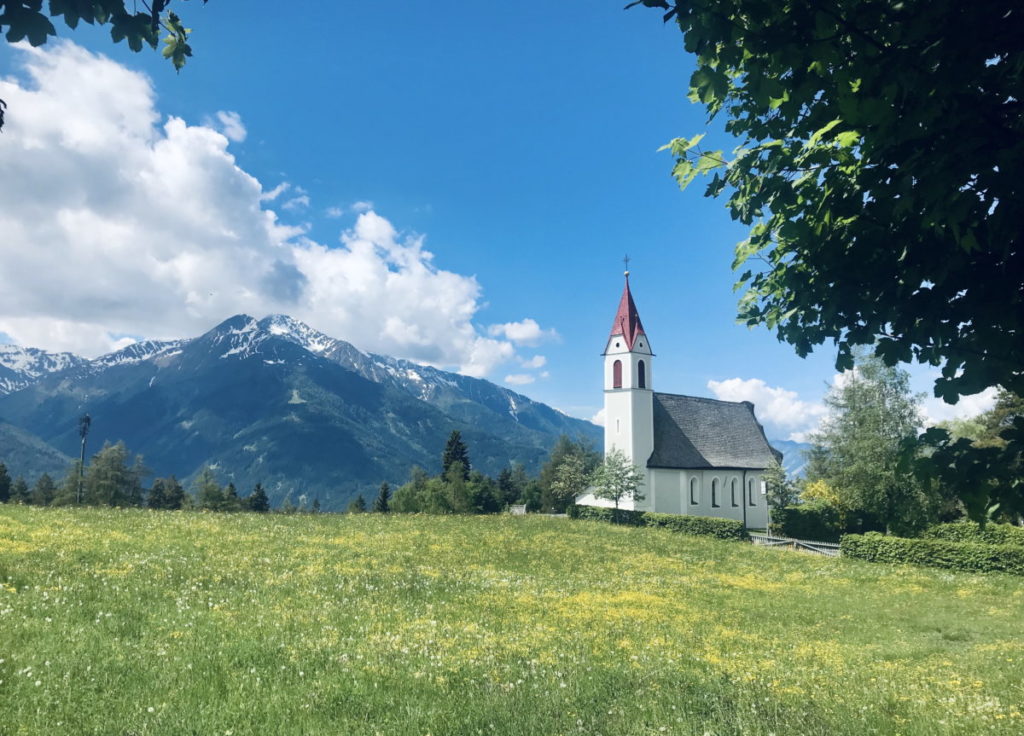 Die Kirche von Mösern mit dem Blick auf die Berge