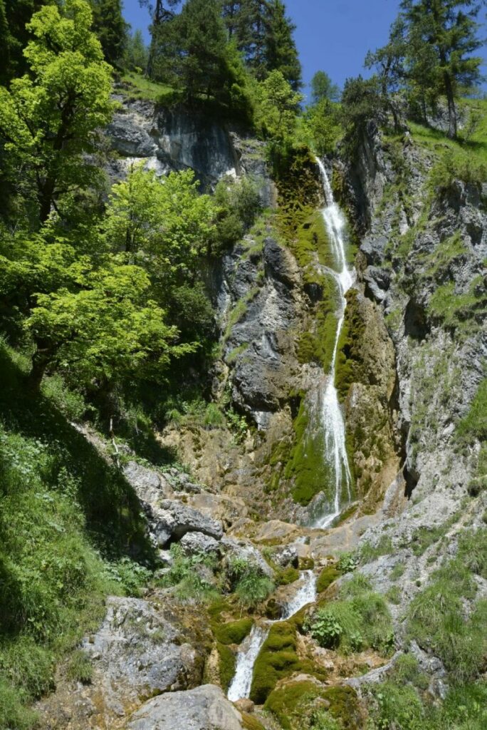 Achenkirch Wasserfall am Achensee: Ein schmaler Wandersteig führt auf halbe Höhe des Wasserfalls im Oberautal