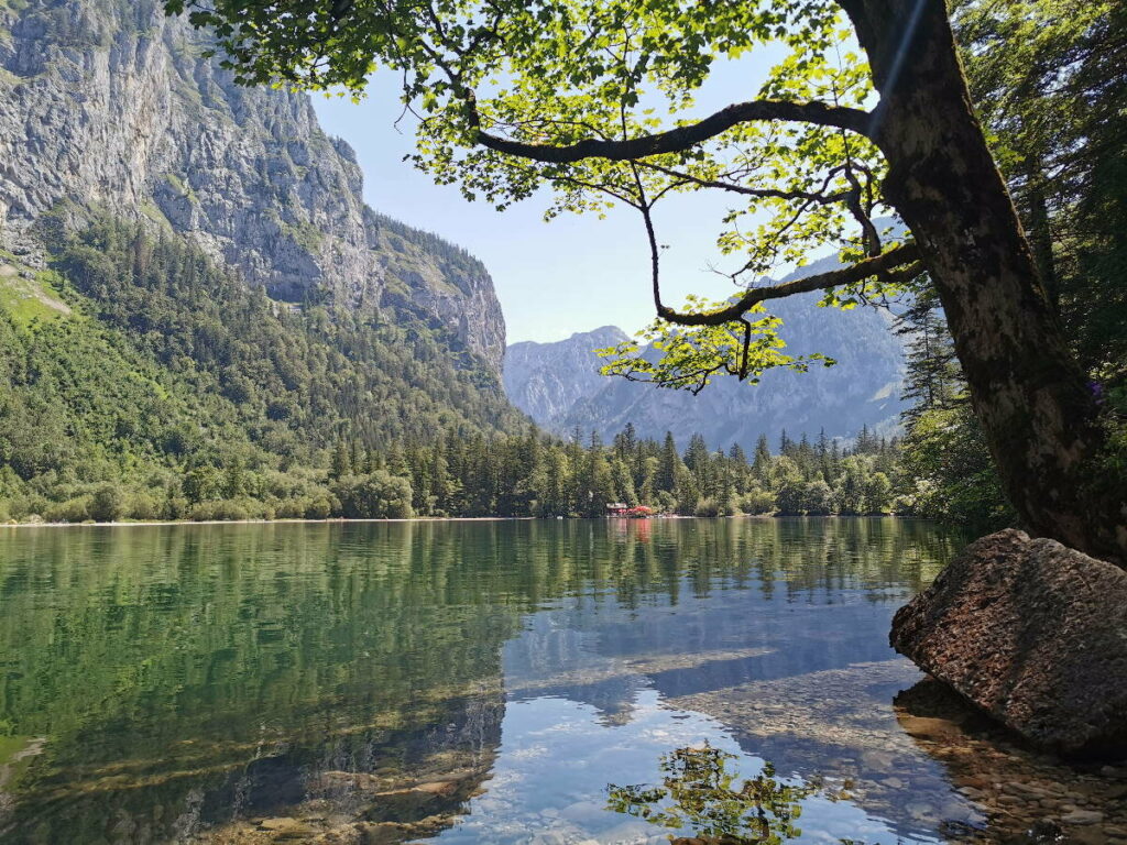 Einer der geheimen Seen in Österreich - der Leopoldsteinersee in der Steiermark