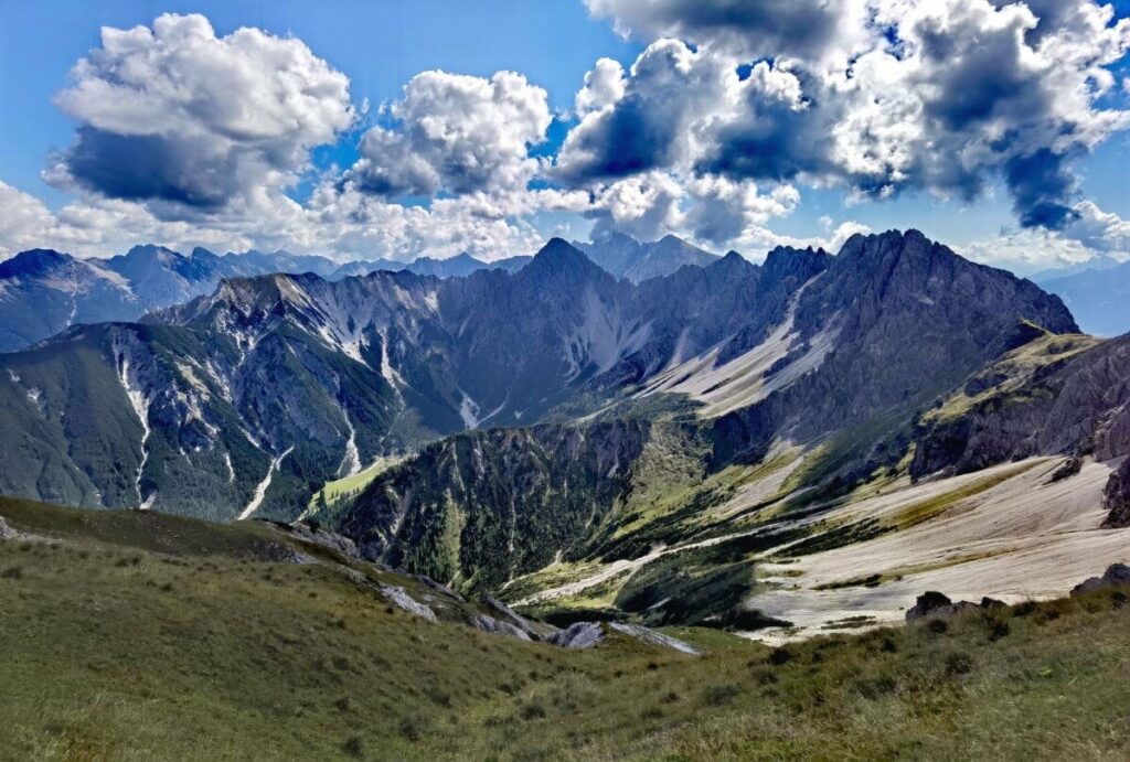 Ausblick vom Gipfel Richtung Eppzirler Alm im Karwendel