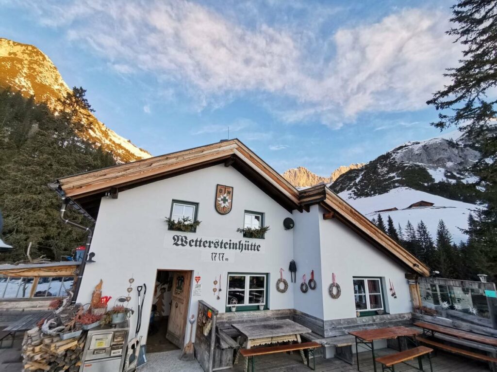 Partyhütte mieten? So schön ist die Wettersteinhütte in der Leutasch