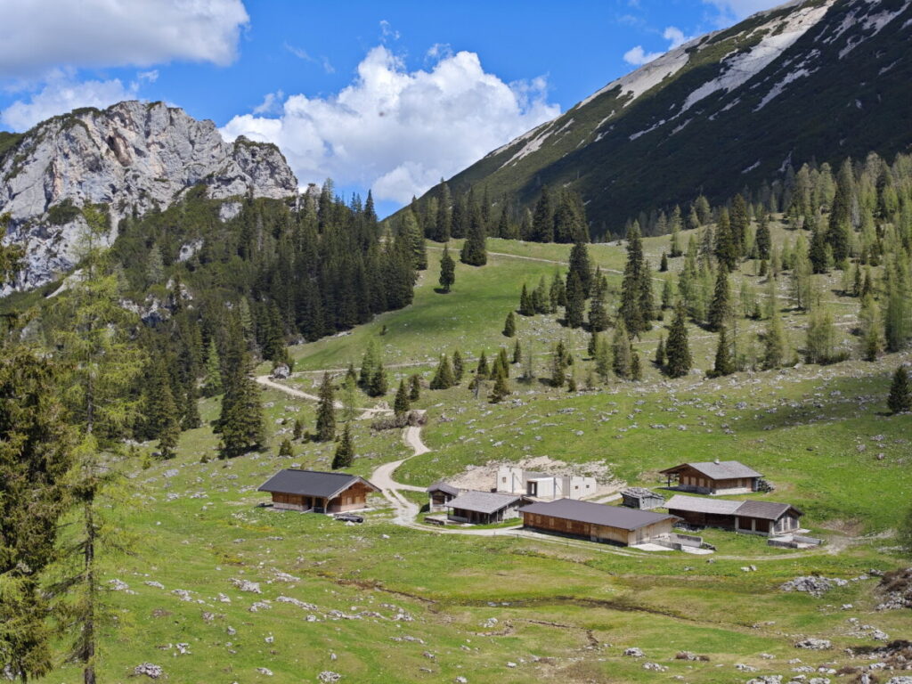 Unterhalb des Pasillsattel liegt die Pasillalm im Kessel