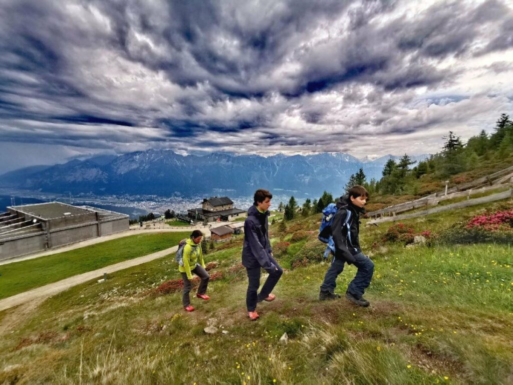 Von der Bergbahn der Patscherkofelbahn auf den Patscherkofel Gipfel wandern