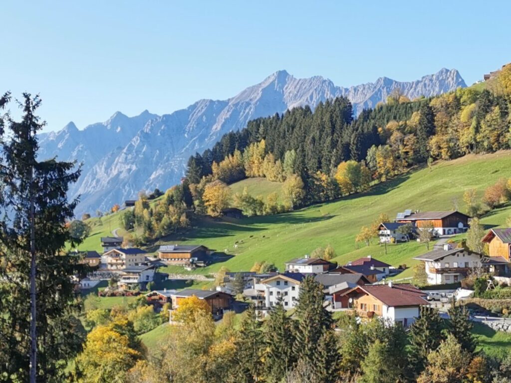 Der Ortsteil Pillberg mit dem Blick zum Karwendel - das ist Pill in Österreich