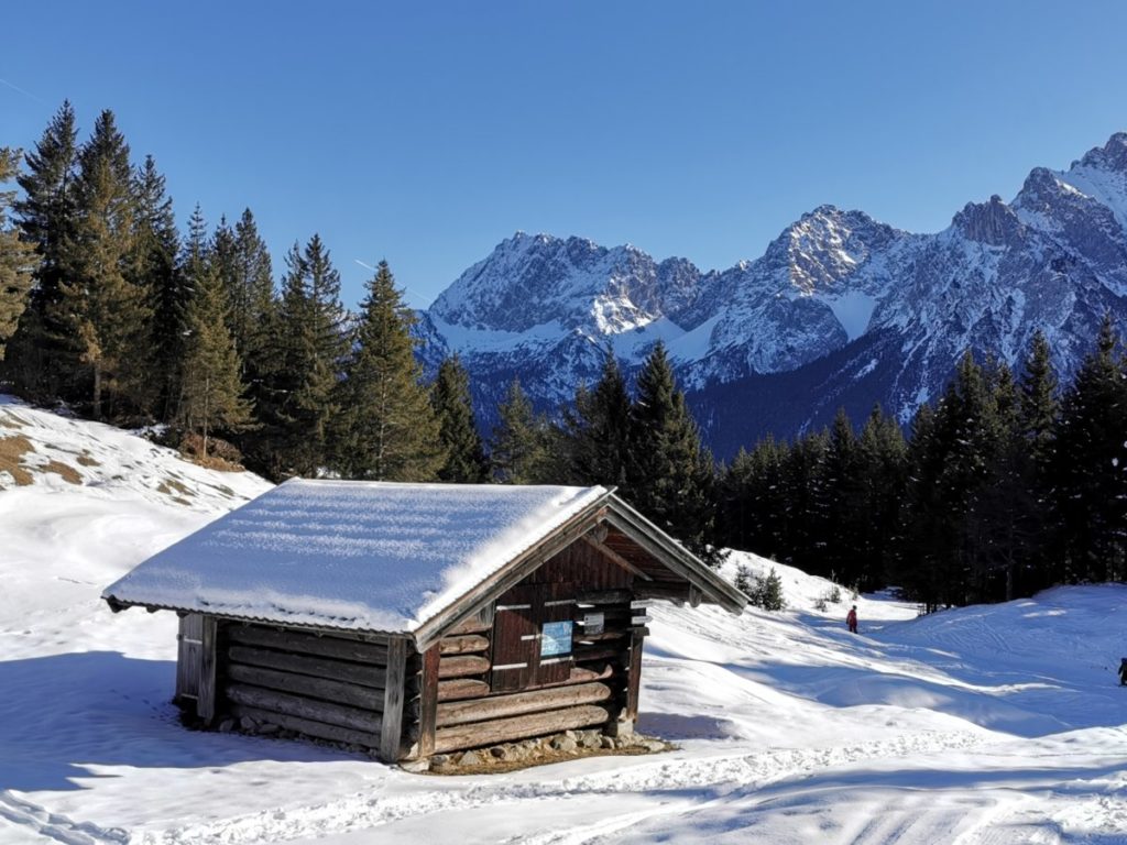 Pistenskitour Bayern - von Mittenwald an dern Holzhütten vorbei zum Krnazberg Gipfel