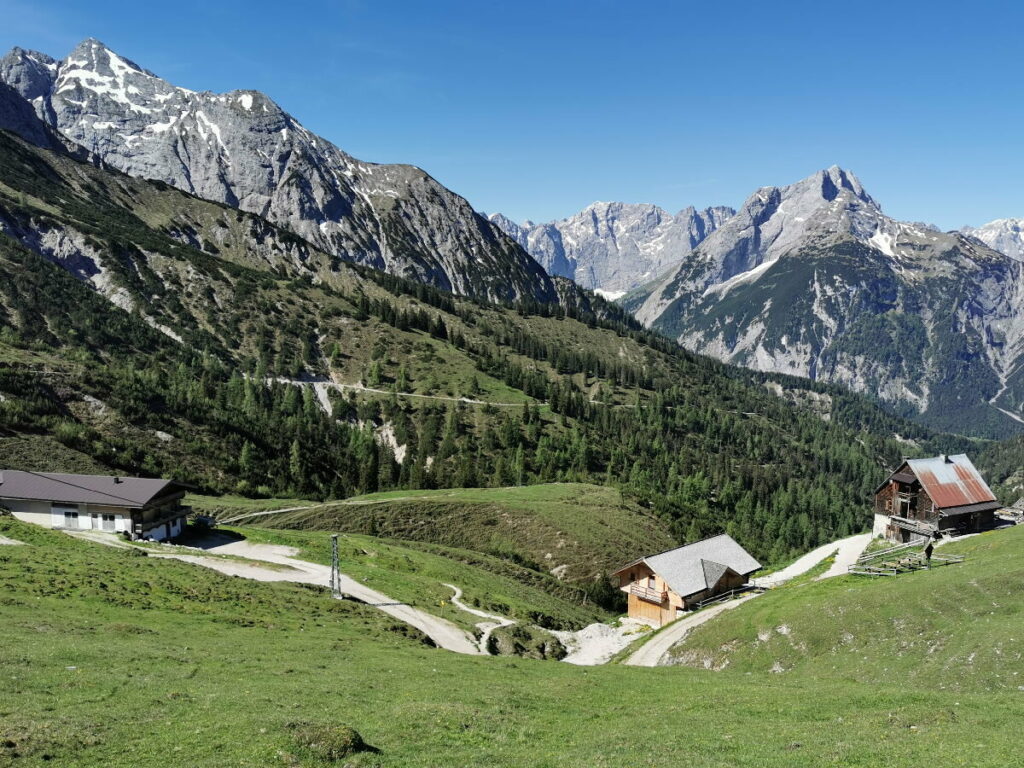 Malerische Bergkulisse am Plumsjoch - mit der Plumsjochhütte und dem Karwendel