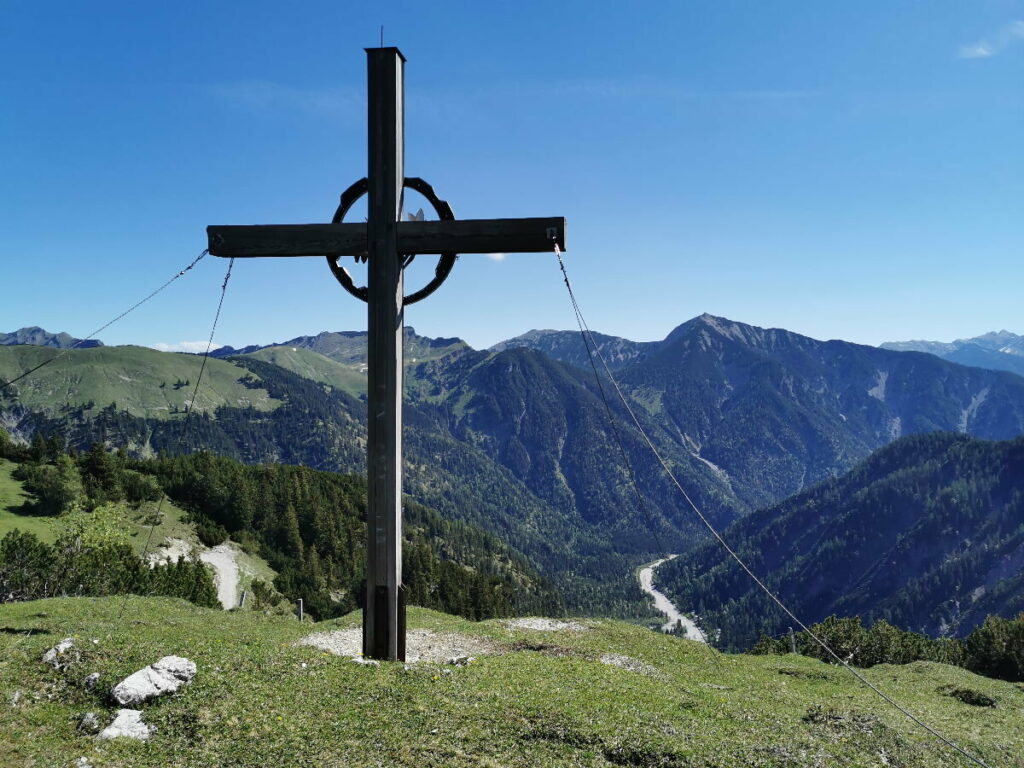 Das ist das Kreuz am Plumsjoch mit Blickrichtung Achensee