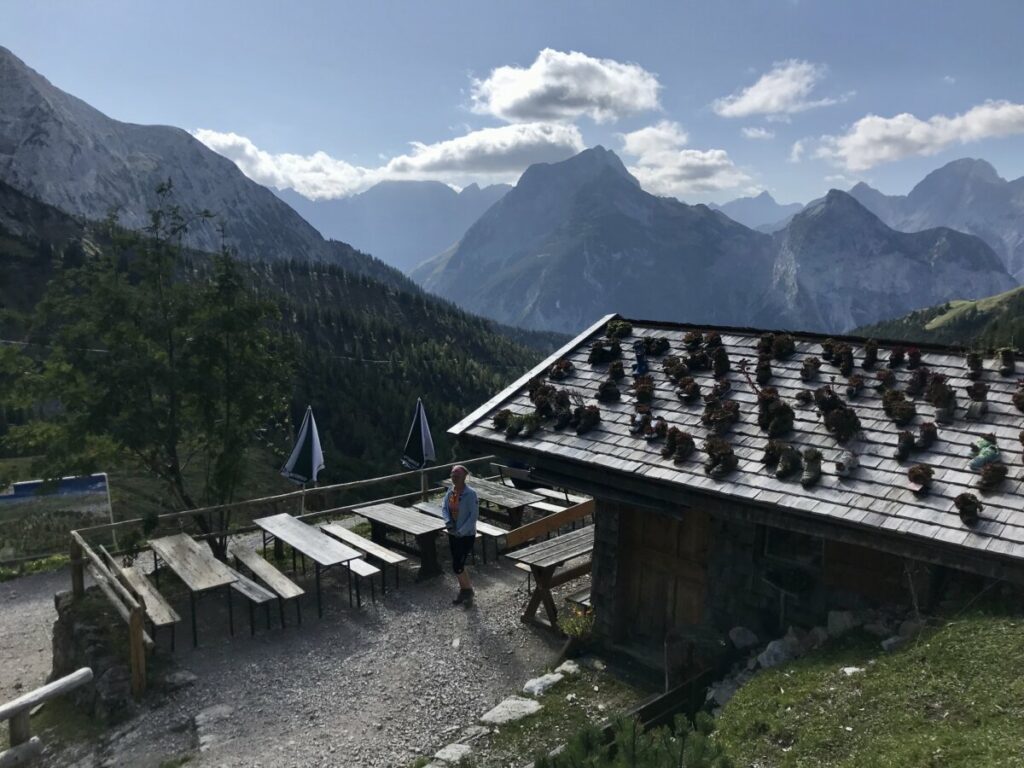 Die urige Plumsjochhütte ist ab sofort geöffnet