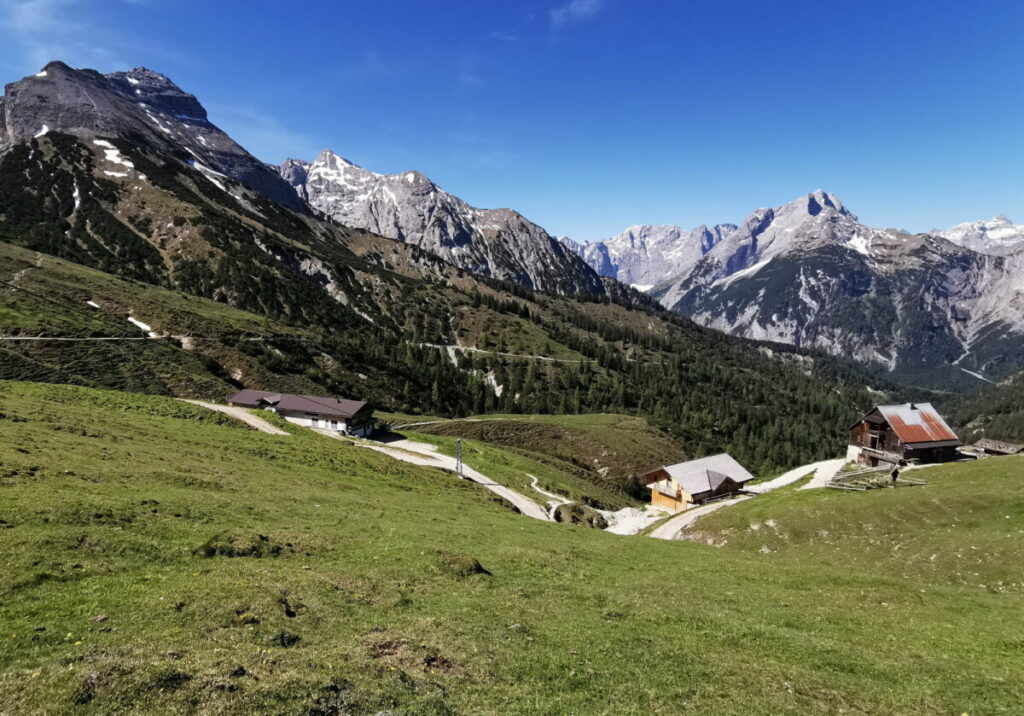 So schön liegt die Plumsjochhütte - trotz der wenigen Höhenmeter hast du einen Traumblick!