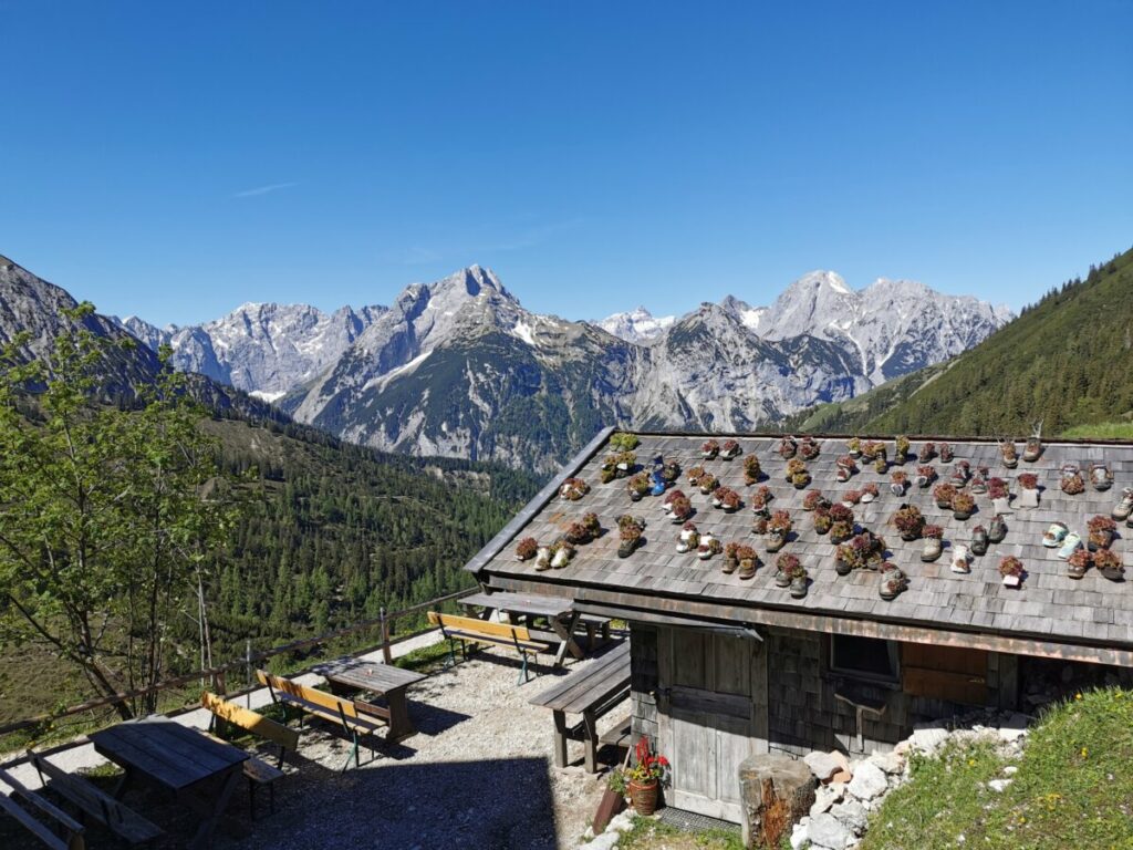 Die Sonnenterrasse auf der Plumsjochhütte